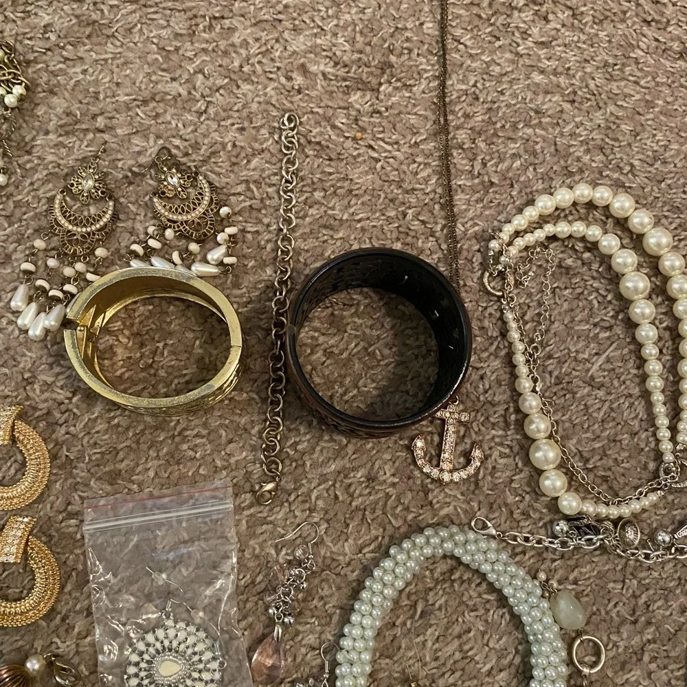 Jewelry Lot. Over 2Ibs. Wearable. Necklaces/Bracelets/Earrings/3 New Rings. - Picture 5 of 9